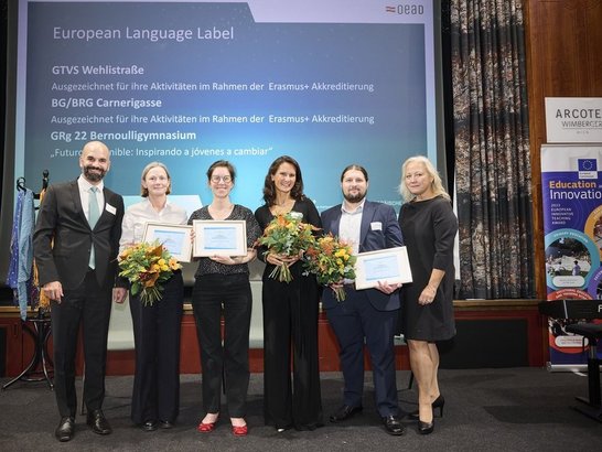 Preisträgerinnen lachen in die Kamera
