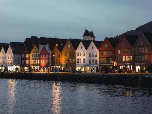 Gebäude in der Nähe von Wasser in Bergen.