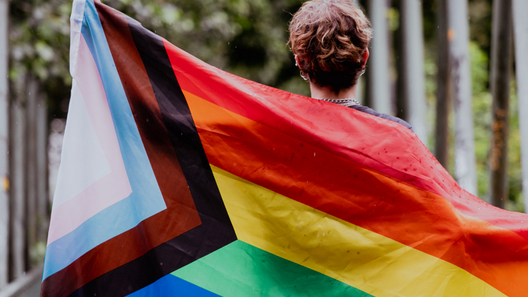 Foto einer Person mit der LGTBQI+ Flagge