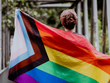 Foto einer Person mit der LGTBQI+ Flagge