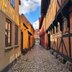 Eine enge Gasse mit Fachwerkhäusern. 