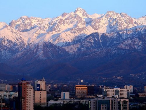Berge und Stadt Kazakhstan