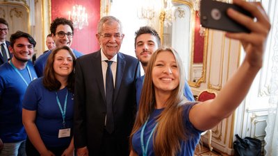 eine Gruppe europäischer Lehrlinge besucht den österreichischen Bundespräsidenten