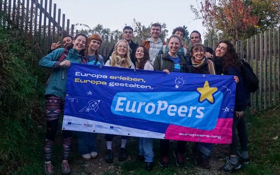 Gruppenbild mit vielen jungen Menschen und Banner mit Aufschrift EuroPeers
