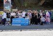 Gruppe junger Menschen halten Erasmus+ Flagge