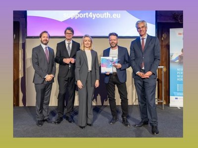 Gruppenfoto vier Männer in Anzug und eine Frau in Hosenanzug 