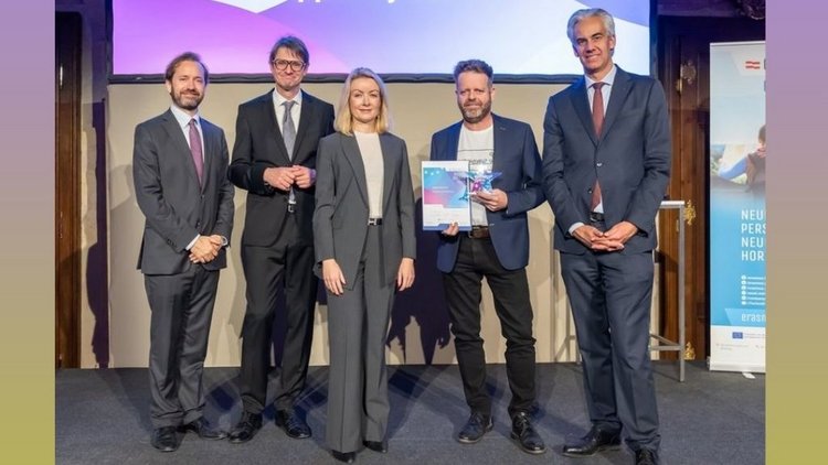 Gruppenfoto vier Männer in Anzug und eine Frau in Hosenanzug 
