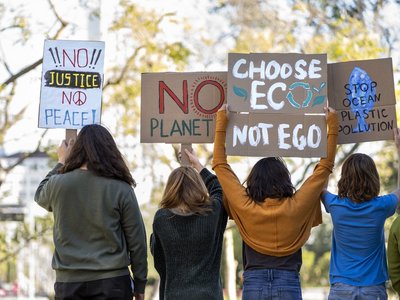 Vier Menschen mit Schildern 