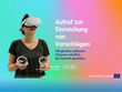Frau mit VR-Brille vor regenbogenfarbenem Hintergrund