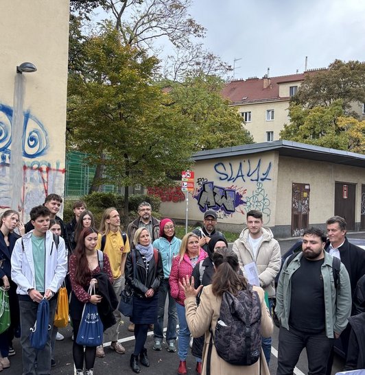 Gruppe an Menschen steht zusammen