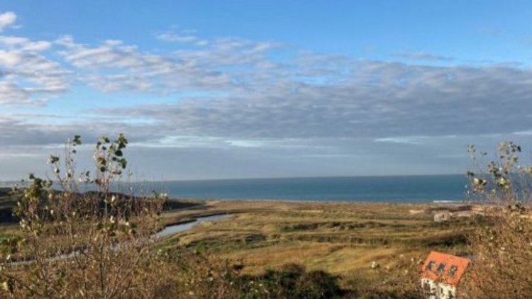 Landschaft mit Meeresausblick in Frankreich