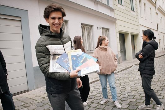 Junger Mann zeigt etwas her 