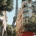 Der Eiffelturm am Ende einer Gasse im Sommer.