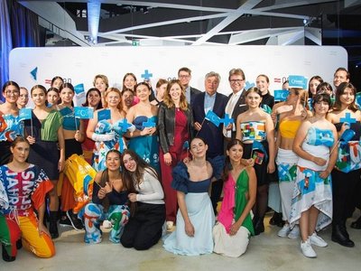 Upcycling: Anfertigung von Kleidung aus alten Erasmus Goodies