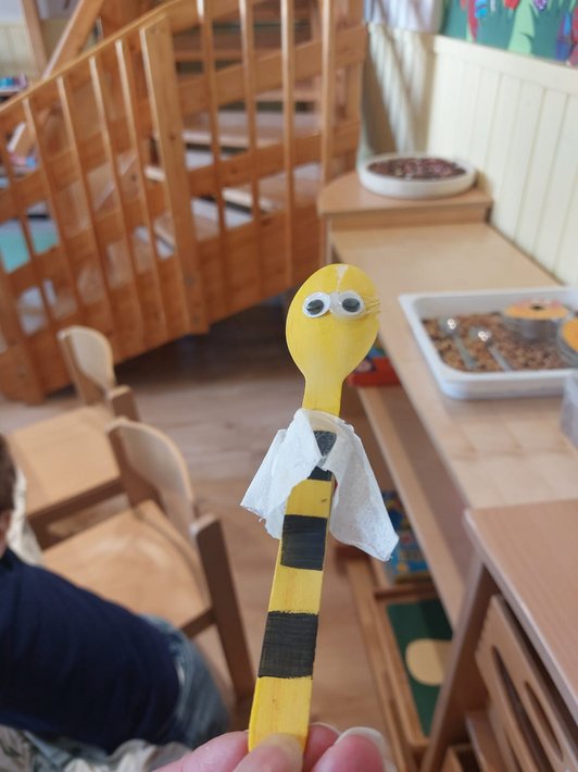 Eine Biene aus einem gelben Löffel gebastelt