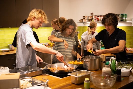 Gruppe junger Menschen kochen gemeinsam