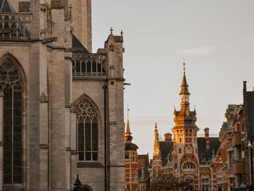 Alte Kirchen im Sonnenuntergang. 