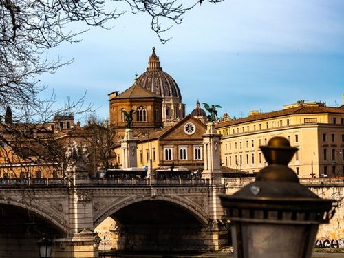 Brücke über den Tiber in Rom im Winter.