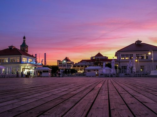 Promenade in Sopot bei Sonnenuntergang.