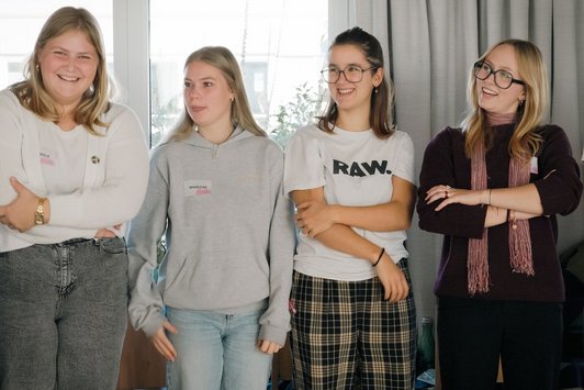 Vier junge Menschen stehen 