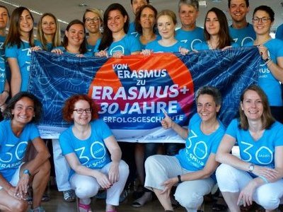 Student*innen der Universität Graz Halten gemeinsam einen Erasmus Banner hoch