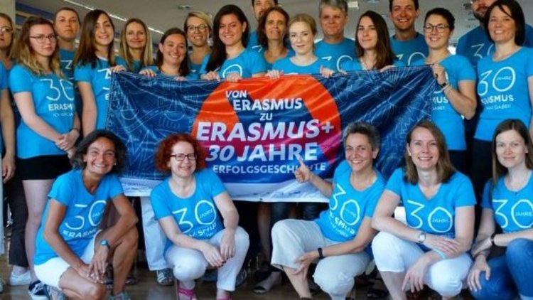Student*innen der Universität Graz Halten gemeinsam einen Erasmus Banner hoch