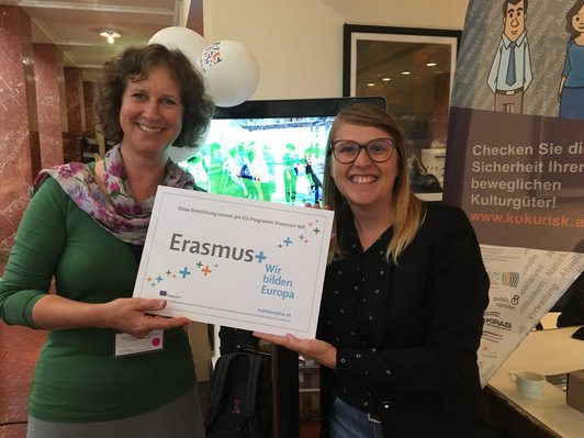 Foto vom ERASMUS-Day 2018 – Kaindl mit Cornelia Maier von der Nationalagentur beim Österreichischen Museumstag in Hall/Tirol