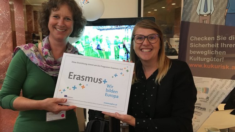 Foto vom ERASMUS-Day 2018 – Kaindl mit Cornelia Maier von der Nationalagentur beim Österreichischen Museumstag in Hall/Tirol