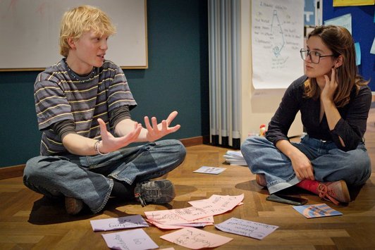 Zwei junge Menschen interagieren miteinander