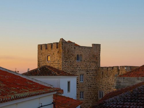 Abenddämmerung über den Dächern Portugals.