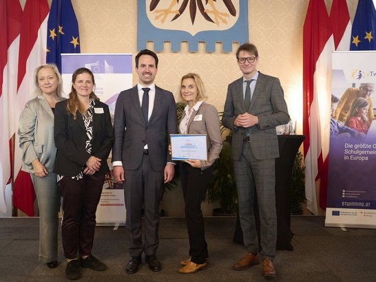 Gruppe an Menschen lacht in die Kamera