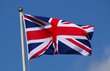 Im Wind wehende Flagge von Großbritannien mit dem Himmel im Hintergrund