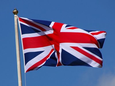 Im Wind wehende Flagge von Großbritannien mit dem Himmel im Hintergrund