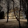 TCA Schloss Leopoldskron Ein Schloss im Neuschnee mit abendlicher Beleuchtung