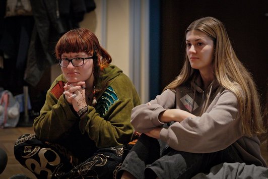 Zwei jungen Menschen hören zu 