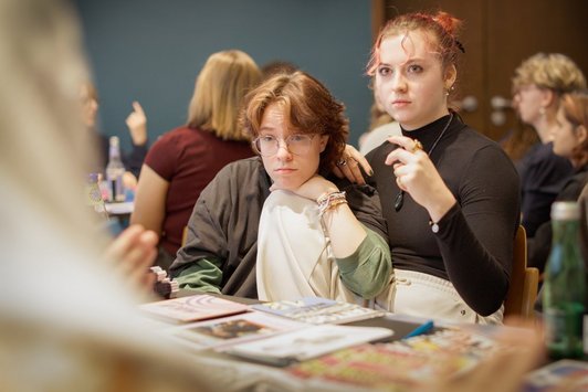 junge Menschen interagieren miteinander 