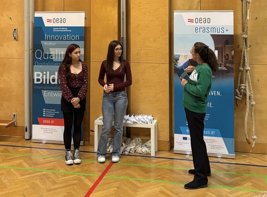 Drei Personen sprechen 