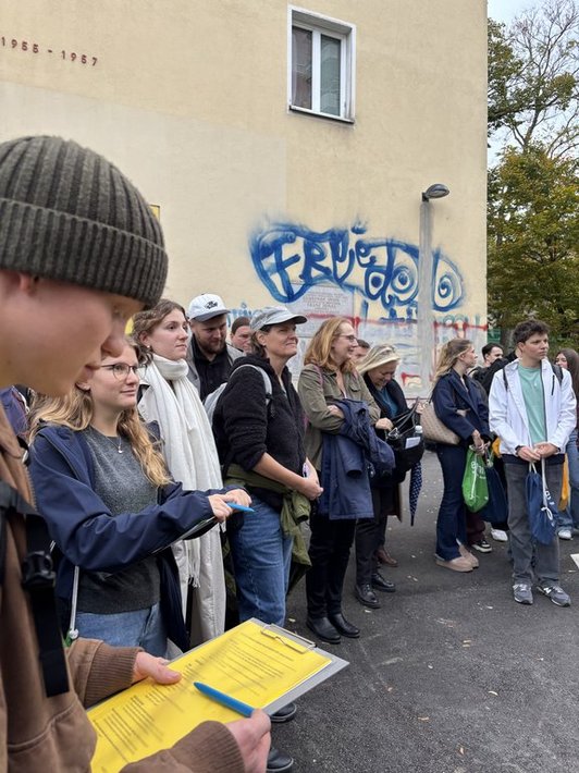 Gruppe an Menschen steht zusammen