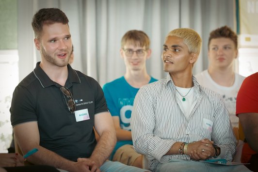 vier junge Menschen sind zu sehen 