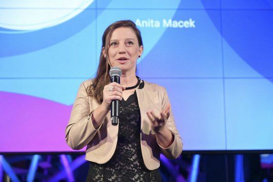 Frau spricht in ein Mikrofon.