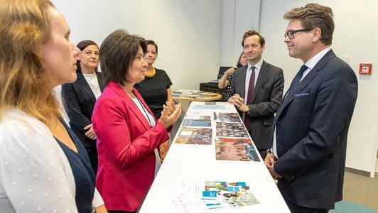 Bundesminister Martin Polaschek neben dem Geschäftsführe von OeAD, gerade im Gespräch mit einer Dame.