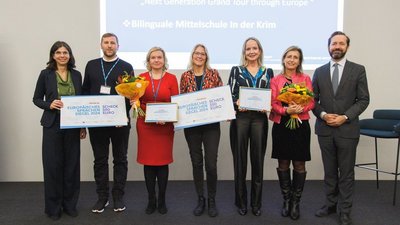 Gruppenfoto mit Gewinner/innen des Europäischen Sprachensiegels 2024