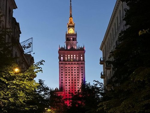 Der ikonische Kultur- und Wissenschaftspalast in Warschau im Abendlicht.