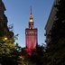 Der ikonische Kultur- und Wissenschaftspalast in Warschau im Abendlicht.