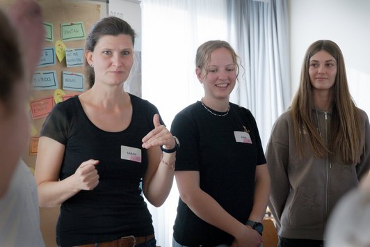 Drei Menschen sprechen