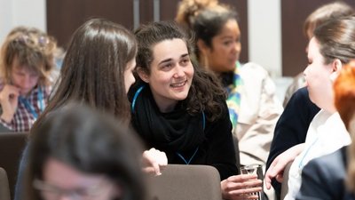 Mehrere Personen sitzend im angeregten Gespräch