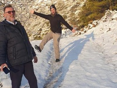 Zwei Männer vor ein verschneiten Landschaft, sie lächeln in die Kamera