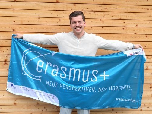 Portraitbild eines lachenden Mannes