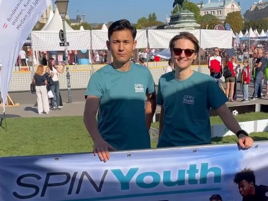 Mann und Frau halten Banner mit Aufschrift "Empower diverse youth" 