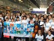 Gruppenfoto mit Schulkindern, die einen Banner mit dem Wort Erasmus halten. 